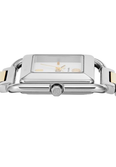 Montre-bracelet rectangulaire en argent avec cadran blanc, aiguilles et index dorés, et bracelet métal bicolore argent et or.