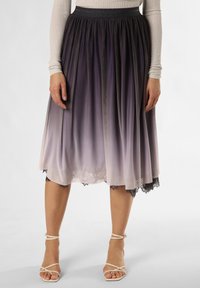 Gonna sfumata in viola e rosa chiaro, realizzata in tessuto leggero, con dettaglio in pizzo sull'orlo. La vita elastica garantisce comfort e vestibilità.