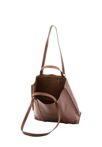 Sac fourre-tout en cuir marron avec deux poignées et une longue bandoulière. Dispose d'un intérieur spacieux et de détails de couture subtils sur les bords.