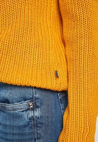 QS Sweter