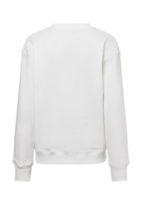 Weißes Sweatshirt aus Stoff mit glatter Textur, das einen runden Halsausschnitt, überschnittene Schultern sowie gerippte Bündchen und Saum aufweist.