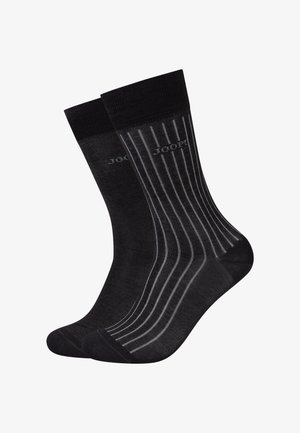 Paar schwarze mid-calf Socken mit dünnen vertikalen grauen Streifen und dem Markennamen "JOOP!" nahe dem oberen Bündchen auf weißem Hintergrund.