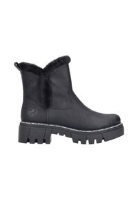 Czarne botki na kostkę wykonane z syntetycznej skóry z futrzanym ociepleniem, teksturowaną podeszwą i masywną platformą. Białe przeszycia jako akcent.