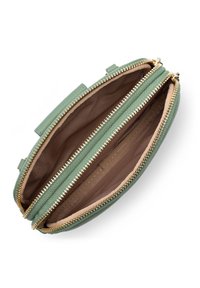 Borsa in pelle verde con due scomparti con zip. Interno foderato in tessuto color beige con una texture liscia. Cerniere dorate aggiungono dettagli.