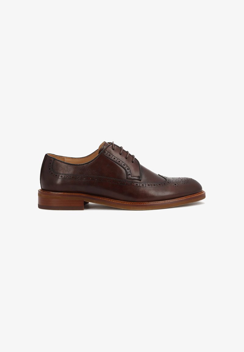 Chaussure habillée homme en cuir marron foncé avec perforations brogue, lacets et petit talon en bois sur fond blanc.