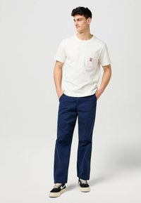 Wrangler - Chinosy