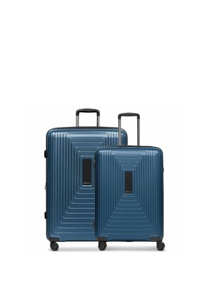 Dos maletas rígidas azules con asas telescópicas y cuatro ruedas giratorias, una grande y otra mediana, con un patrón rectangular.