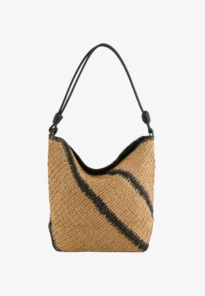Sac seau en paille tannée tissée avec bordure diagonale noire et une bandoulière en cuir noir avec des détails en nœud.