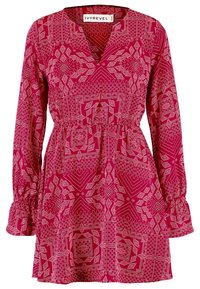 Rotes, gemustertes Kleid mit langen Ärmeln, V-Ausschnitt und gerafftem Taillenbereich. Verfügt über geometrische weiße Designs und geraffte Manschetten.