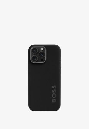 Juodas telefono dėklas, pagamintas iš lygaus medžiago, su pjūviu kamerų objektyvams ir iškilniu logotipu šone. Minimalistinis dizainas.