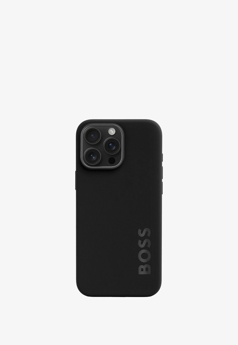 Černý kryt na telefon vyrobený z hladkého materiálu, s výřezem pro objektivy fotoaparátu a vyraženým logem na boku. Minimalistický design.