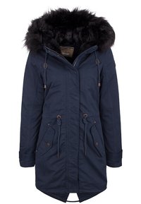 Parka de color azul marino con capucha forrada de piel, cremallera frontal, cintura con cordón y bolsillos con solapa y botón, diseñada para climas fríos.