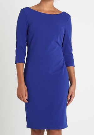 Blaues, tailliertes Kleid mit Dreiviertelärmeln und Boot-Ausschnitt. Hergestellt aus glattem Stoff, knielang mit einer eleganten Silhouette.