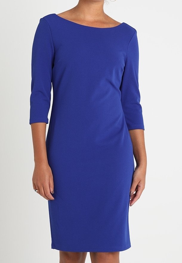 Robe ajustée bleu avec des manches trois-quarts et un col bateau. Fabriquée en tissu lisse, de longueur genou avec une silhouette épurée.
