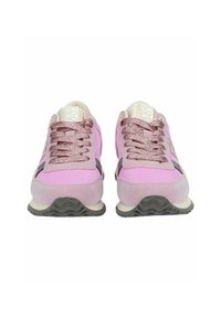Sneaker rosa con tessuto testurizzato e dettagli in suede. Presenta lacci rosa brillanti, logo sulla linguetta e suola curvata con battistrada grigio.