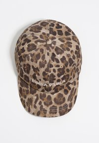 Koperen baseballcap met panterprint, voorzien van een gebogen klep en kleine ventilatiegaten, weergegeven op een witte achtergrond.