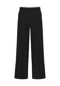 Pantalons noirs à jambes larges avec des rayures verticales blanches, dotés d'une taille cintrée et d'une texture de tissu lisse.