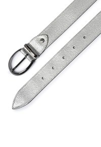 Cinturón de cuero plateado con acabado texturizado, hebilla de metal negro y múltiples agujeros para ajuste de talla.