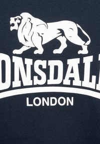 Lonsdale NORMALE PASSFORM ST. ERNEY - Marškinėliai su spaudiniu - navy