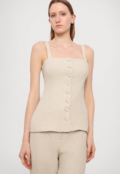 Beige linnen tanktop med firkantet U-hals, fem knapper foran og en tettsittende design. Glatt tekstur og minimalistisk stil.