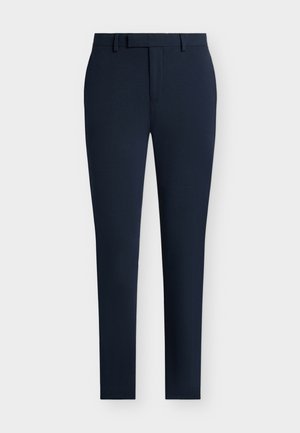 Granatowe spodnie slim-fit wykonane z gładkiego materiału, z płaskim przodem, szlufkami na pasek i czystym wykończeniem u kostek.
