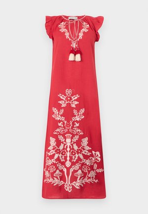 Κόκκινο μακρύ φόρεμα με λευκή κεντητική λουλουδιών, βολάν στους ώμους και κορδόνια με φούντες στη λαιμόκοψη.