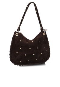 Bruine suède handtas met gouden studs en gevlochten accenten. Beschikt over een enkele schouderband en een ritssluiting, met een zachte textuur en een hobo-vorm.