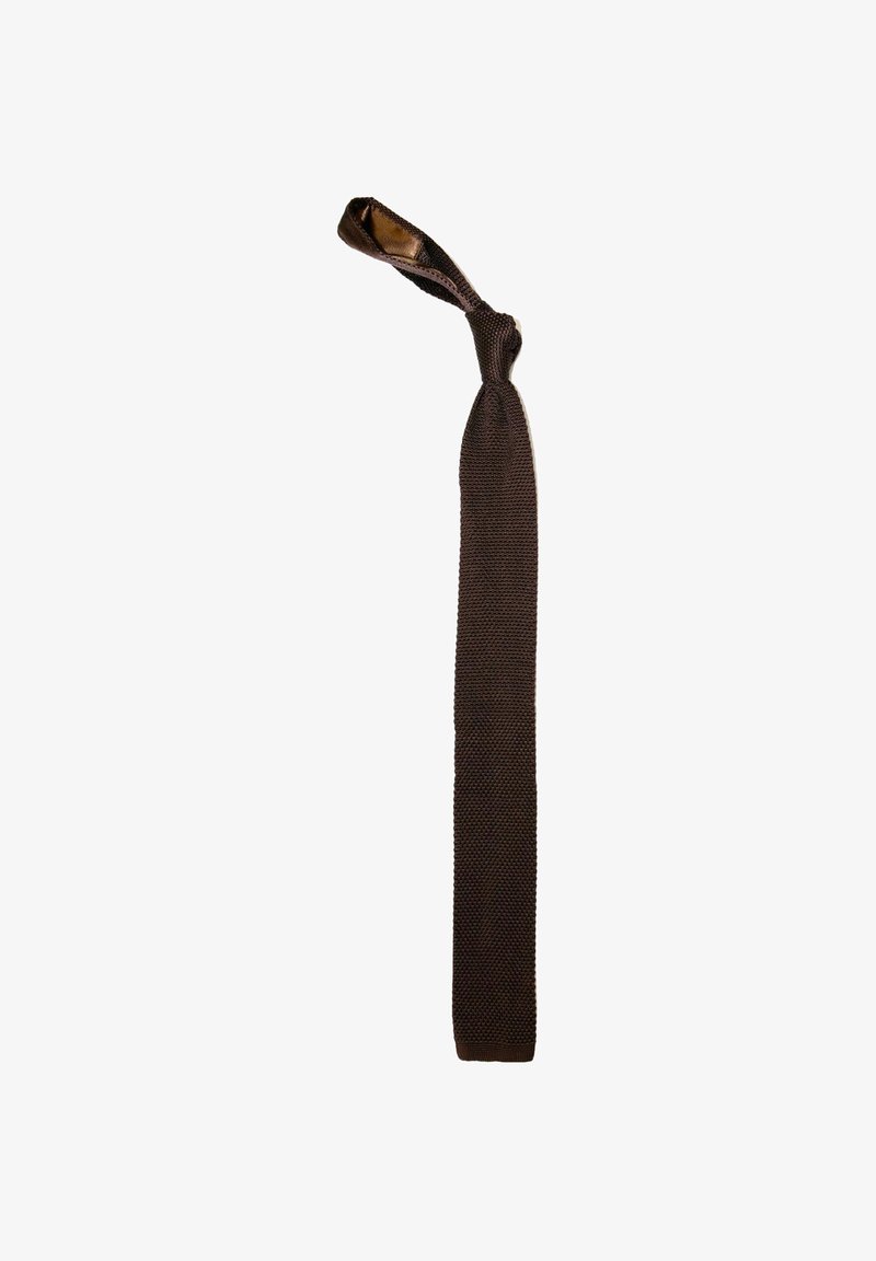Brun strikket slips, løst bundet med synligt teksturmønster og skinnende inderside på en hvid baggrund.