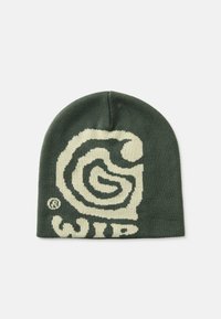 Căciulă tricotată de culoare verde închis, cu un design de logo crem și textul "WIP". Textură moale, formă alungită, finisaj neted și vârf fără cusături.