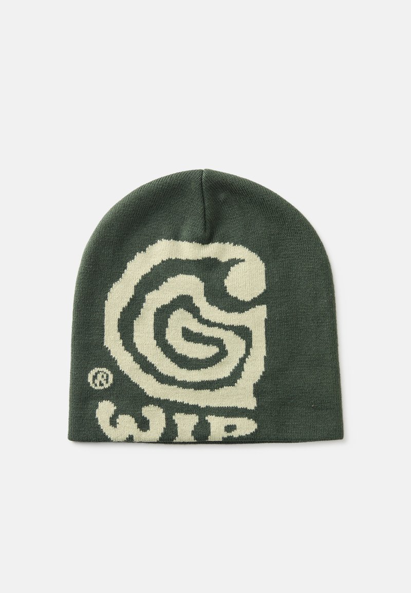 Căciulă tricotată de culoare verde închis, cu un design de logo crem și textul "WIP". Textură moale, formă alungită, finisaj neted și vârf fără cusături.