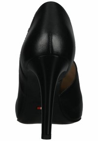 Scarpa nera con tacco a spillo e punta affilata, realizzata in pelle liscia, con tacco sottile. Presenta dettagli di cucitura e un logo discreto.
