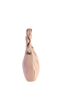 Borsa a tracolla in morbido pelle rosa con una tracolla annodata e un piccolo dettaglio in metallo sul lato, mostrata da un profilo su sfondo bianco.