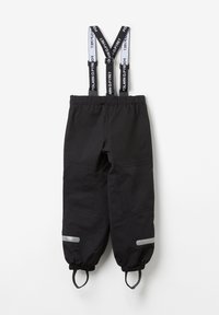 Zwarte waterdichte overalls met aanpasbare elastische schouderbanden, elastische manchetten en reflecterende accenten op de benen. Glad textuur, praktische ontwerp.