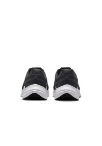 Baskets de sport noires avec un dessus texturé, accents marron contrastants, semelles blanches et un design de talon arrondi. Pas de logos visibles.