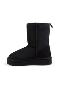 Czarny botek sięgający za kostkę, wykonany z miękkiego, teksturowanego zamszu, z okrągłym noskiem, płaską podeszwą oraz pętelką z tyłu ułatwiającą zakładanie.