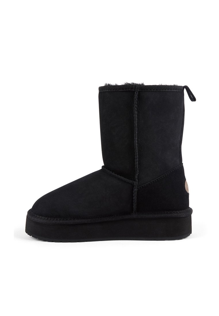 Czarny botek sięgający za kostkę, wykonany z miękkiego, teksturowanego zamszu, z okrągłym noskiem, płaską podeszwą oraz pętelką z tyłu ułatwiającą zakładanie.