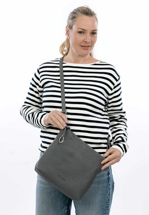 Borsa a tracolla in pelle grigia con finitura texture, forma quadrata e tracolla regolabile. Presenta un evidente dettaglio con anello argento.