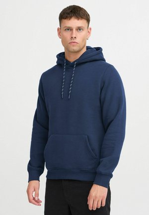 Felpa blu navy realizzata in tessuto morbido, con cappuccio regolabile con lacci, tasca frontale a marsupio e polsini e orlo a coste.