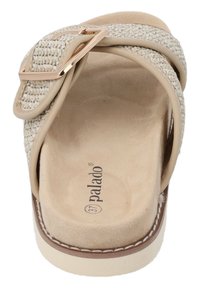 Infradito beige con toma in tessuto intrecciato, fibbia metallica decorativa, morbida fodera interna e suola ammortizzata per il comfort.