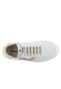 Sneaker bianco con punta perforata, lacci grigio chiaro, striscia laterale rosa e dettaglio giallo sul tallone. Logo e nome del marchio visibili all'interno della scarpa.