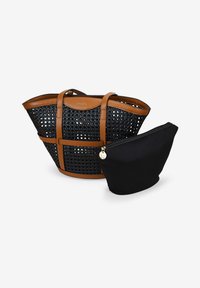 Bolso de mano tejido negro con acentos y asas de cuero sintético marrón, acompañado de un pequeño bolso negro con cremallera.
