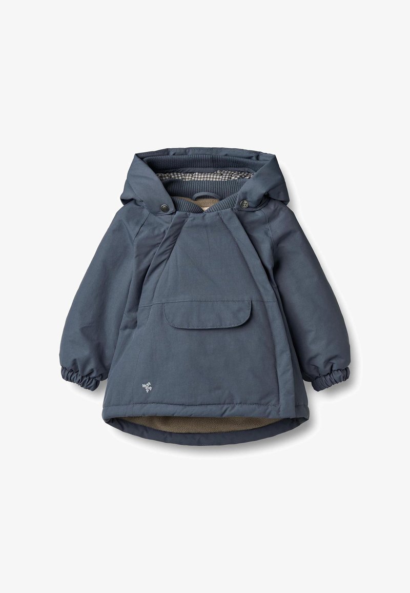 Tummansininen hupullinen takki, jossa on joustavat hihansuut, etutasku ja pehmeä vuori. Varustettu nepparikiinnityksillä ja hillityllä merkkauksella alareunassa sivulla.