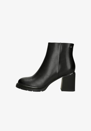 Stivaletto nero con design elegante, realizzato in pelle sintetica. Presenta un tacco quadrato alto e una superficie liscia. Logo sul tacco.