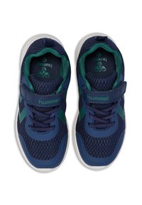 Mörkblå sportskor med mesh och syntetöverdel, gröna detaljer, justerbart band, snörning och strukturerad sula.