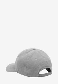 Szara czapka z polaru typu baseball z wygiętym daszkiem, sześciopanelową konstrukcją oraz regulowanym paskiem. Posiada przeszycia i otwory wentylacyjne na panelach.