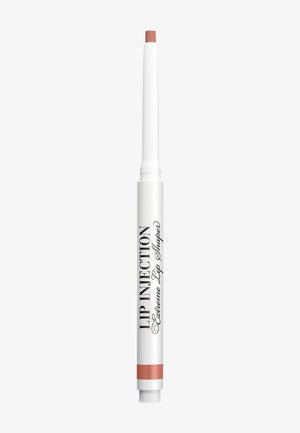 Uittrekbare lipliner in gedempte nude kleur met het label "Lip Injection Extreme Lip Shaper" op een witte achtergrond.