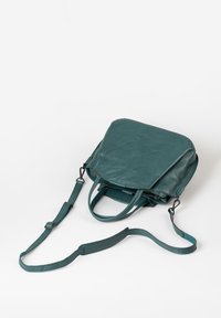 Borsa in pelle teal con due manici superiori e una tracolla regolabile. Presenta una chiusura con zip e una texture liscia.