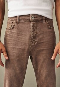 Next REGULAR FIT OVERDYED - Jean droit - rust brown