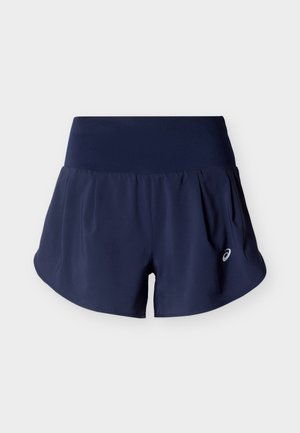 Pantaloni scurți atletici de culoare albastru marin, cu talie lată, tivuri curbate, buzunare laterale și un mic logo alb Asics pe piciorul drept.