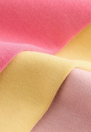 Tissu multicolore en rose, jaune et nuances pastel douces, présentant une texture lisse et un motif tricoté avec des points visibles.